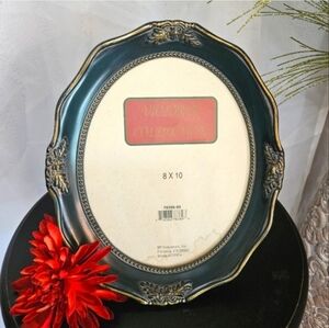 BP Industries Victoria Collection Scalloped Oval 8x10 Picture Frame